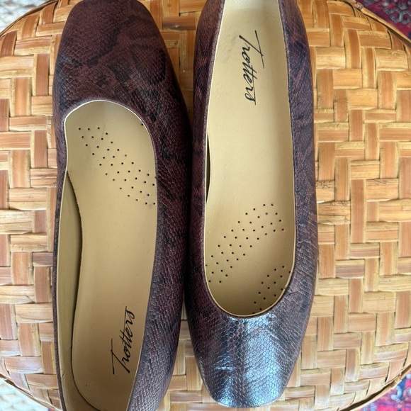 Trotters women’s Leather Slip-On Flats - Honor dark brown snakeskin size 7.5 W - Picture 7 of 7